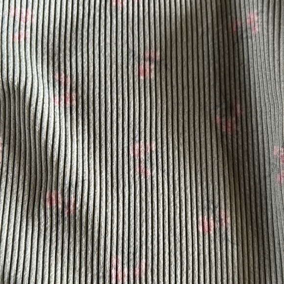 Cute floral top Size Medium - Picture 2 of 2